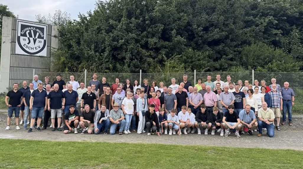 Großes Gruppenfoto am Sportplatz Esch